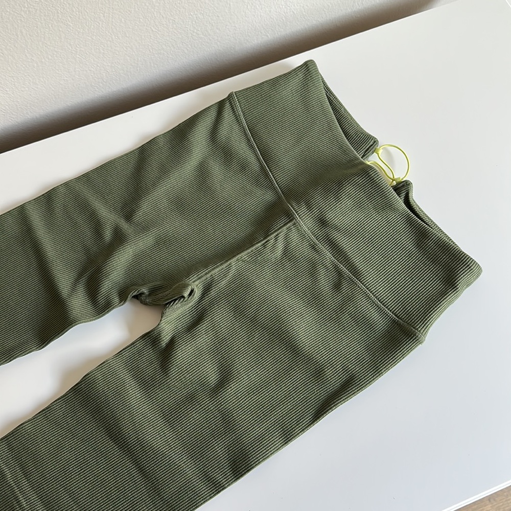Green Fabletics workout Set - Picture 6 of 6